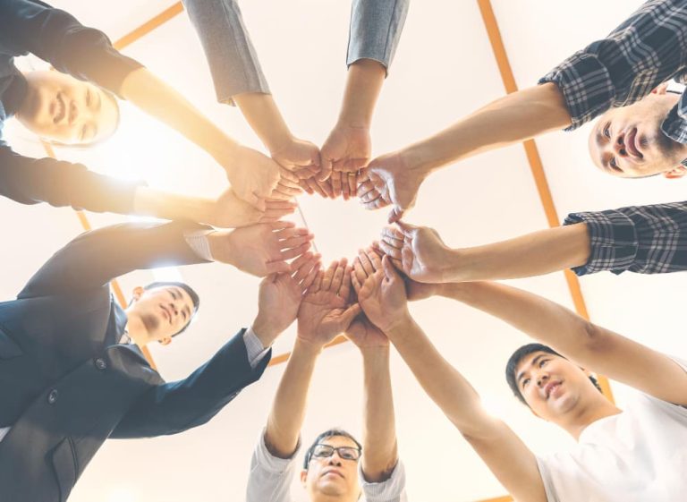 幸福不是GDP數字的堆砌，而是基於人際關係的支持、工作的意義感以及精神層面的滿足。從個人角度來看，學會珍惜生活中的每一份情感連結，積極投入於具有意義的事物，或是找到屬於自己的心靈平靜，是邁向幸福人生的重要一步。