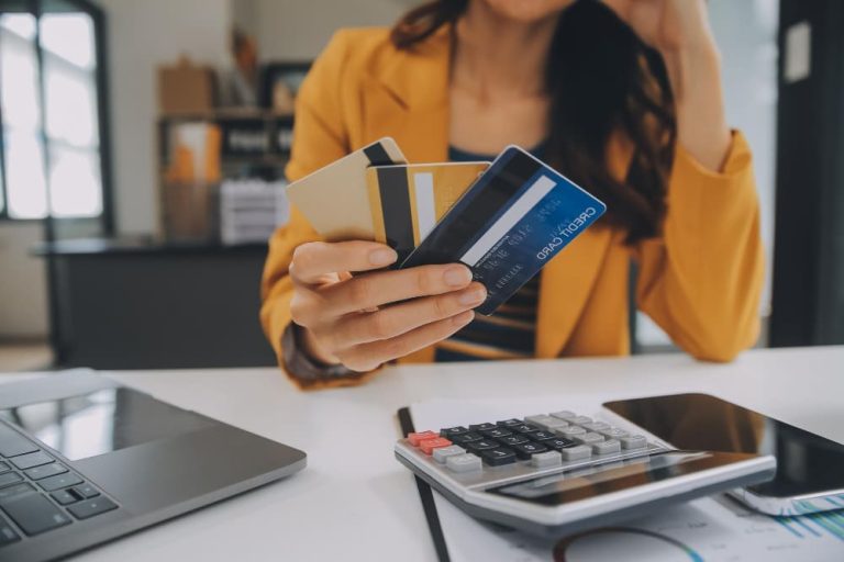 信用卡與簽帳金融卡的選擇與運用是與我們日常生活息息相關的議題。尤其近期，全聯「全支付」盜刷事件引發了大家對支付安全的高度關注，更凸顯我們在使用支付工具時，瞭解其功能、安全性與適用性的重要性。