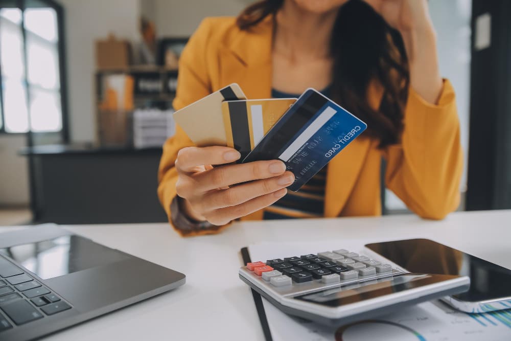 信用卡 vs. 簽帳金融卡:預借現金擇優而用,看懂安全與便利,信用卡與簽帳金融卡的選擇與運用是與我們日常生活息息相關的議題。尤其近期,全聯「全支付」盜刷事件引發了大家對支付安全的高度關注,更凸顯我們在使用支付工具時,瞭解其功能、安全性與適用性的重要性。