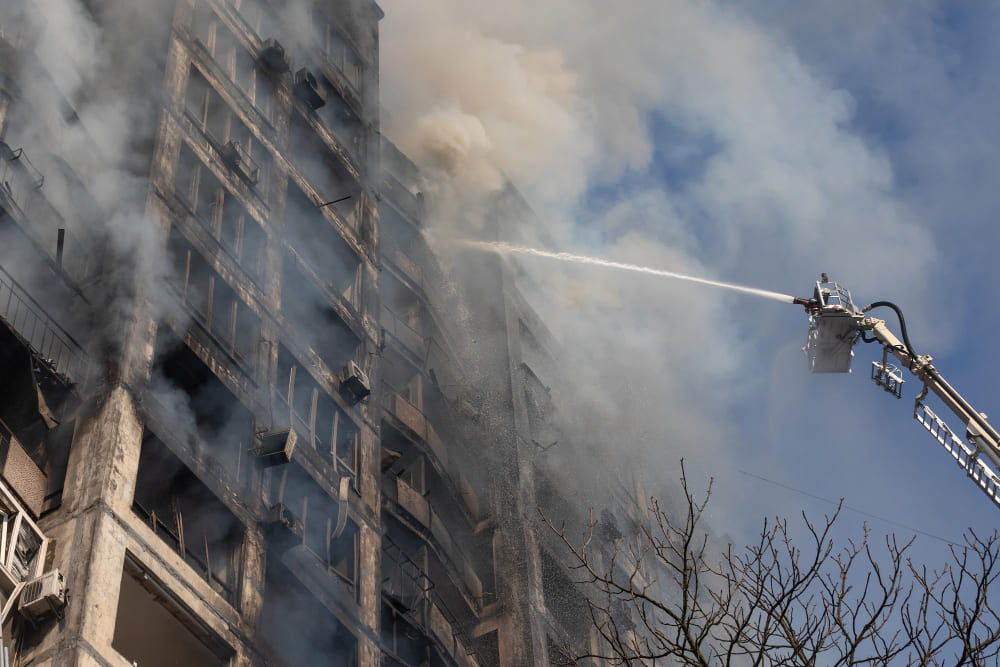 香港大埔宏福苑發生世紀大火,奪走近百條人命,正確的死傷人數還在不斷攀升中,波及七棟大樓,至今火勢仍未完全控制。這起悲劇暴露了「煙囪效應」及不利逃生環境的致命性,提醒人們大火中的殺手不僅僅是火,而是濃煙。