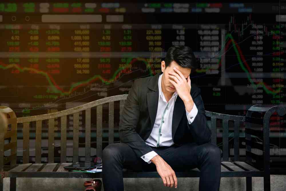 借錢投資風險,退休後最重要的是「穩定現金流」。配息收入具有高度不確定性,一旦市場修正,配息下滑,卻仍需按月繳納貸款,將直接壓縮生活品質。以及可貸額度有限,放大效果不如預期。老屋或屋齡偏高的不動產,可貸成數有限。即使成功借到 100 萬元,年化配息 10% 的極端情境下,扣除貸款利息後,實際可用金額仍相當有限,難以支撐完整退休生活。