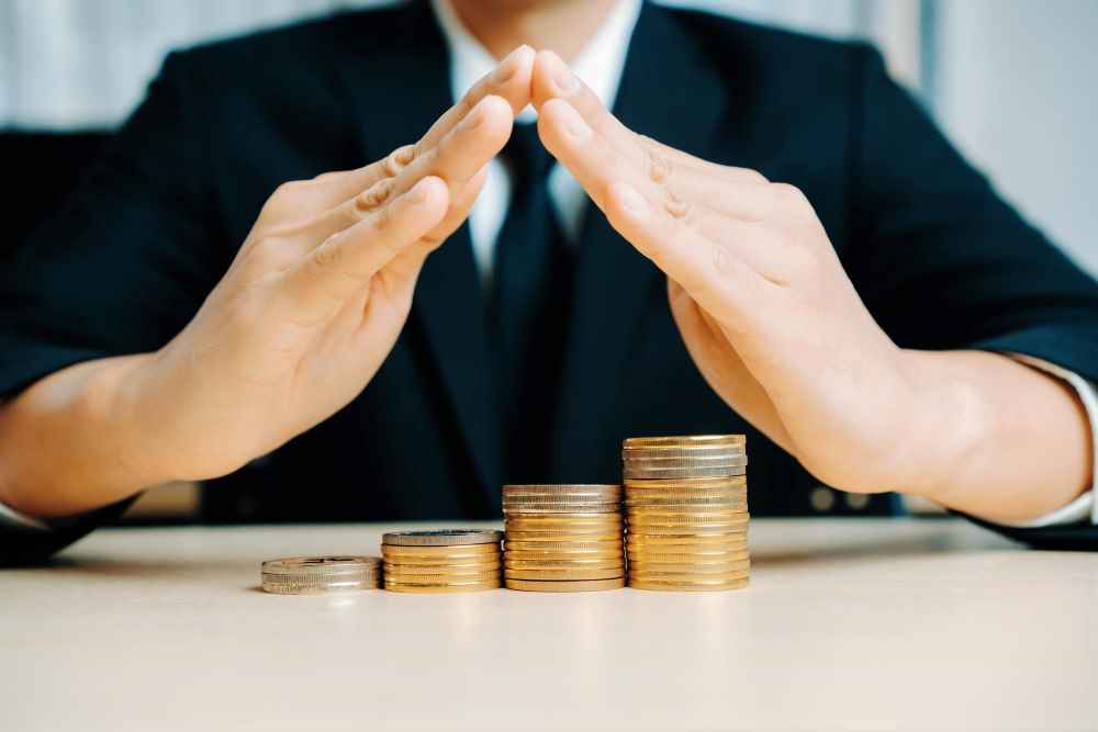 當市場熱到連散戶都開始「借錢進場」,往往意味著 可支配的安全現金流已被榨乾,只好動用風險更高的資金來源承接市場。對於高資產族群而言,因為貸款條件佳、利率低,即使市場震盪,仍有足夠的緩衝空間;但近期卻看到不少人貸款投資申辦 小額、高利率信貸來投資股票,這類投資人一旦遇到 10% 以上的市場回調,很可能撐不住現金流壓力。