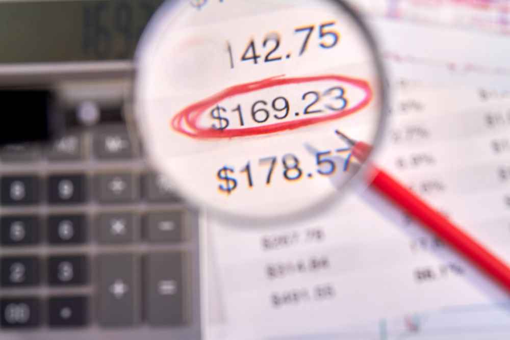 信用卡繳最低會產生高額循環利息、聯徵紀錄留下「繳足最低」註記、影響未來貸款審核。