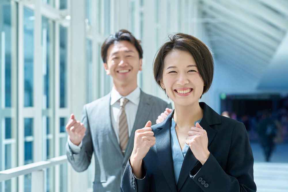 不想貸款被拒絕,想提升貸款成功率,可以先做好這三點準備:第一點,維持良好信用紀錄,準時繳納信用卡與貸款款項,避免逾期。第二點,降低信用卡使用率建議控制在 40%以下。第三點,避免短期內多次申貸,減少聯徵查詢紀錄,提升銀行信任度。