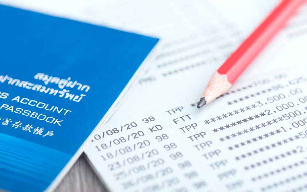 薪轉貸,全名為「薪轉戶貸款」,屬於信用貸款的一種,指的是和所屬公司固定匯入薪水的銀行進行貸款。由於銀行已長期掌握申請人的:薪資入帳紀錄、工作穩定性、收支狀況因此在審核上,通常具備以下特性:審核流程較簡化、撥款速度較快、有機會取得較優惠利率