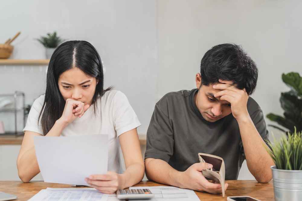 你的退休金,正在被通膨悄悄「縮水」。覺得錢越來越薄?問題可能不在開銷變大,而在於「通貨膨脹」這隻無形的手正持續稀釋貨幣購買力。通膨並非單一事件,而是長期、靜默的財富侵蝕者。多數人只感受到物價上漲,但更深層的影響在於:若想維持生活品質,你的收入與資產增速「必須」跑贏通膨。假設長期通膨率為3%,那麼任何低於此數字的薪資成長或投資報酬,都意味著財富正在實質倒退。