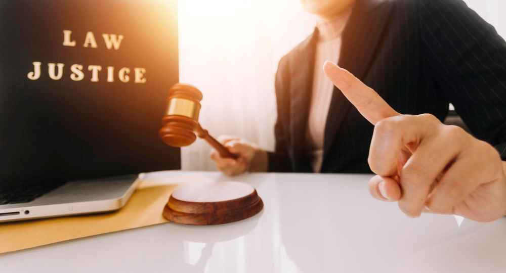 即使事前準備充足,若發現債務人有脫產跡象,仍需立即採取法律行動。OK111 為您補充以下關鍵戰術,這些內容正是許多債權人不知道的致勝技巧:一、行使「撤銷權」:追回被惡意脫產的資產。二、聲請「假扣押」:提前凍結債務人財產。三、利用「代位權」與「詐害債權告訴」。