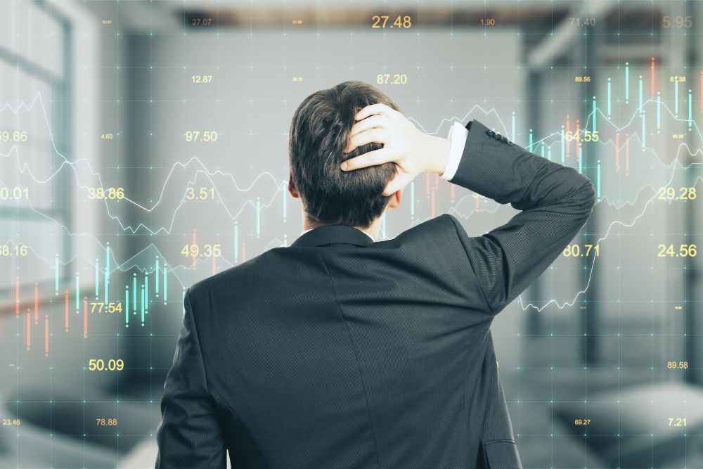 風險來自無知,而非投資本身!許多人將「投資」與「賭博」畫上等號,但真正的風險來源是「沒有學習就盲目投入」。就像開車需要考駕照,投資前也需了解基本規則與自身條件。