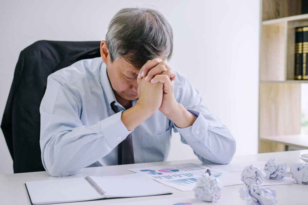 融資租賃常被中小企業視為快速解決資金需求的方式,然而,其背後的「頭大尾小」還款結構,卻可能成為壓垮現金流的導火線。以下是租賃融資對現金流常見的三大衝擊:1. 租賃還款結構的壓力、2. 以債養債的惡性循環、3. 健康企業為何也會被拖垮