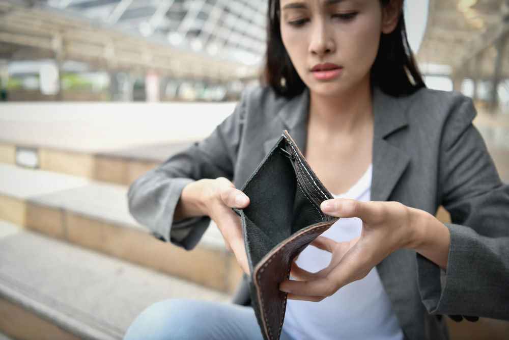 Q1: 我信用不好,可以透過OK111貸款嗎?OK111與多家合法貸款業者合作,其中部分業者對於信用條件的審核較銀行寬鬆。您可以透過OK111填寫基本資料,我們會協助媒合可能適合您的方案。但提醒您,信用狀況仍會影響最終的貸款條件與利率。
Q2: 透過OK111媒合需要付費嗎?
OK111作為貸款媒合平台,為委託人提供媒合服務是完全免費的。我們不會在媒合成功前或過程中,向您收取任何手續費、服務費或保證金。請小心任何以「OK111」名義要求您先付費的訊息,那可能是詐騙。
Q3: 申請後最快多久可以拿到錢?
這取決於您選擇的管道及業者。透過OK111媒合的民間合法貸款公司,若文件齊全且審核通過,最快可在數小時內完成撥款。但實際時間仍以該業者的作業流程為準。