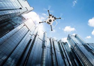 什麼是無人機概念股?凡是營收有一部分來自於無人飛行載具(Unmanned Aerial Vehicle, UAV)相關業務的上市櫃公司,包括研發、生產、零組件製造到相關服務等範疇,市場就會將其歸類為無人機概念股。無人機產業鏈依上、中、下游可劃分為3個主要區段:上游為零組件與材料供應商,中游為整機製造與系統整合商,下游則為各類應用服務提供者。